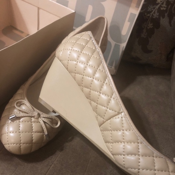 New in Box - 9.5 BCBG warm beige low heel wedge - Picture 2 of 5